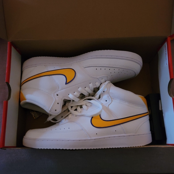 Nike shoes.. Lakers - Picture 1 of 1